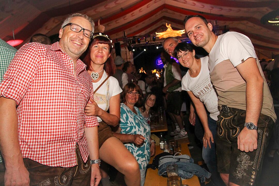 Die Stadlbesucher feierten mit den Stoapf&auml;lzer Spitzbuam.