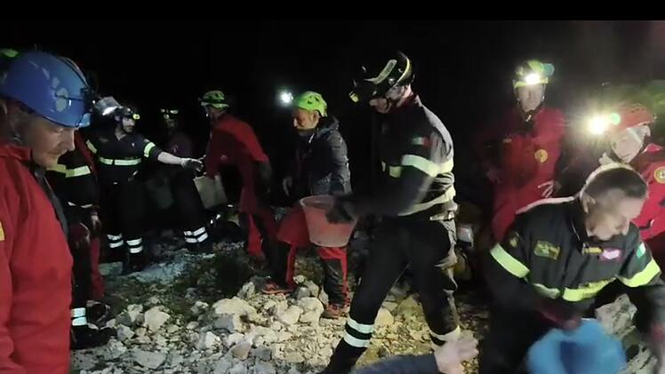 H&ouml;hlenforscher sitzt auf Sardinien in zehn Metern Tiefe fest