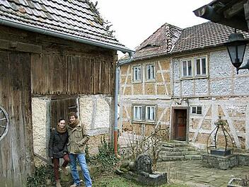 Sabrina und Joachim Hepp vor ihrem Haus mit Scheune und Nebengebäude Fotos: Arkadius Guzy