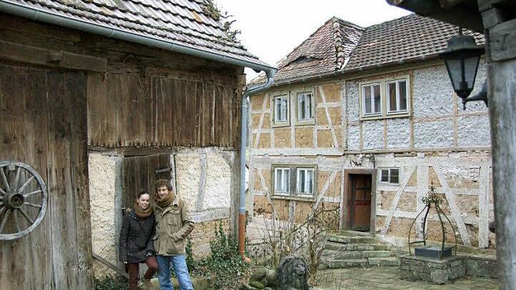 Sabrina und Joachim Hepp vor ihrem Haus mit Scheune und Nebengebäude Fotos: Arkadius Guzy