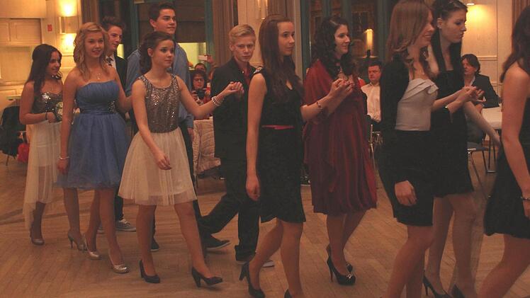 In edler Garderobe zeigten die jungen Leute Haltung