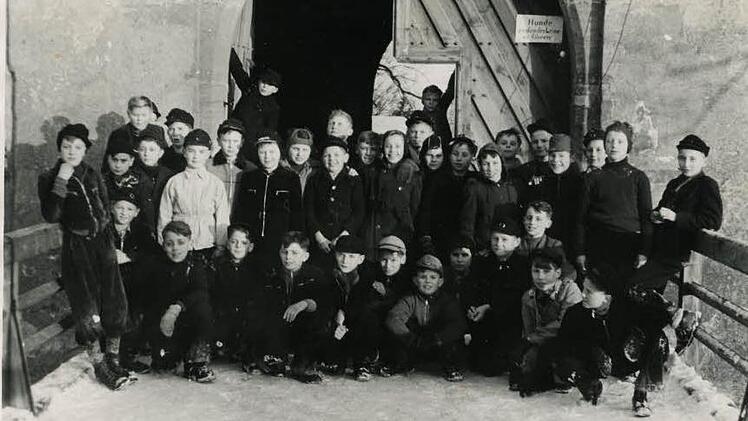 Hanns Klassenfoto vor der Altenburg, das 1953 entstand