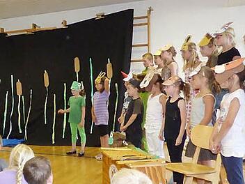 Die Grundschule Sylbach wurde am Donnerstag zum Musical-Theater. Die Kinder des Schulchores überraschten Mitschüler, Eltern und Verwandte mit zwei Mini-Musicals, die viel Beifall erhielten. Foto: Sabine Weinbeer