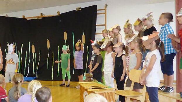 Die Grundschule Sylbach wurde am Donnerstag zum Musical-Theater. Die Kinder des Schulchores überraschten Mitschüler, Eltern und Verwandte mit zwei Mini-Musicals, die viel Beifall erhielten. Foto: Sabine Weinbeer
