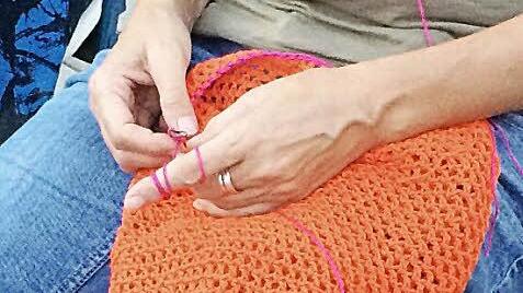 Seit Wochen häkeln Mitglieder des neuen else-Kunstprojektes orangefarbene Gesichtsmasken. Fotos: Mia Hochrein