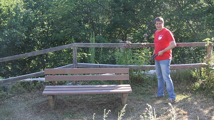 Bürgermeister Roland Wolfrum zeigt die neue Bank, die der Bauhof auf dem Gelände der Nordeck aufgestellt hat.