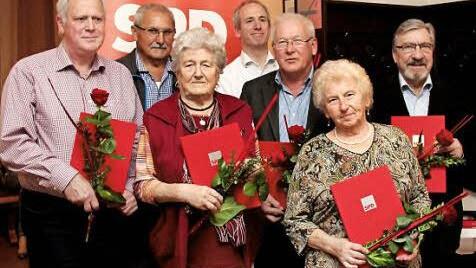 Die Jubilare der Adelsdorfer SPD (von links): Sebastian Zöbelein, Hans Zenger, Frieda Haagen, Martin Schwenk, Klaus Keil, Elisabeth Popp und Paul Gütle Foto: Johanna Blum