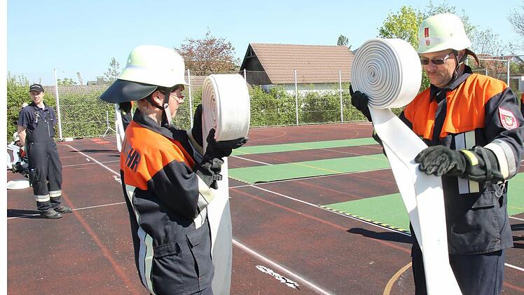 Und Action! Bilder vom Erwachsenenleistungsmarsch der oberfränkischen Feuerwehren in Großheirath (Landkreis Coburg). Fotos: Michael Stelzner