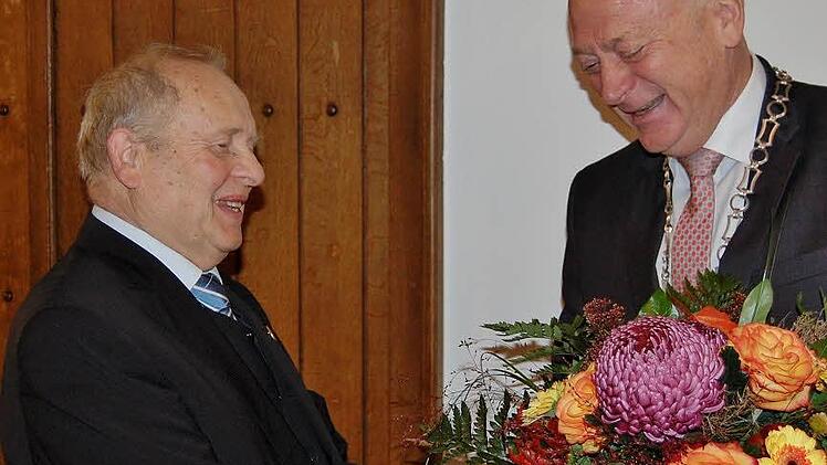 Nach Auszeichnung mit goldener Stadtmedaille und Eintrag ins Goldene Buch gab es für Stadtarchivar Klaus Dieter Guhling (76, links) persönliche Glückwünsche und Blumen von Bürgermeister Helmut Blank. Foto: Sigismund von Dobschütz