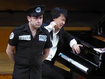 Music Cop Alexey Igudesman hat Hyung-ki Joo dabei erwischt, wie er mit überhöhter Geschwindigkeit Chopin gespielt hat. Foto: Ahnert