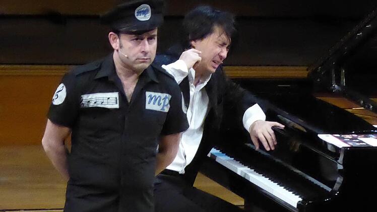 Music Cop Alexey Igudesman hat Hyung-ki Joo dabei erwischt, wie er mit überhöhter Geschwindigkeit Chopin gespielt hat. Foto: Ahnert