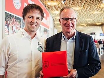 Prominente Gäste lockt Norbert Scholz, Präsident des Coburger Fanclubs Red Residenz, zum Traumspiel nach Coburg. Am Samstag überreichte er in der Allianz Arena nicht nur an Karl-Heinz Rummenigge, dem Vorstandssprecher der Bayern, eine Einladung, sondern auch an Starkoch Alfons Schuhbeck. Fotos: Sebastian Buff/CT-Archiv