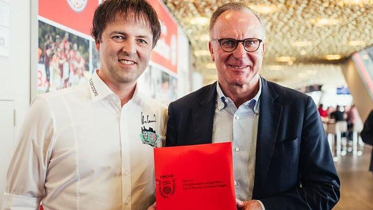 Prominente Gäste lockt Norbert Scholz, Präsident des Coburger Fanclubs Red Residenz, zum Traumspiel nach Coburg. Am Samstag überreichte er in der Allianz Arena nicht nur an Karl-Heinz Rummenigge, dem Vorstandssprecher der Bayern, eine Einladung, sondern auch an Starkoch Alfons Schuhbeck. Fotos: Sebastian Buff/CT-Archiv