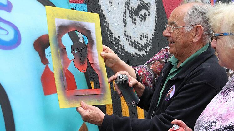 Mit der Luther-Schablone gelingt das Graffito auf jeden Fall.  Foto: Ulrike Nauer