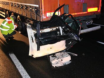 Am 14. November 2017 scherte ein Lkw auf der A 7 aus und verursachte dadurch einen tödlichen Unfall. Der Fahrer wurde nun wegen fahrlässiger Tötung verurteilt. Ein 65-Jähriger war damals aus dem Pkw geschleudert worden und erlag den schweren Verletzungen. Foto: Ralf Ruppert