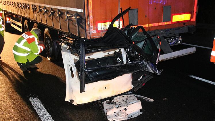 Am 14. November 2017 scherte ein Lkw auf der A 7 aus und verursachte dadurch einen tödlichen Unfall. Der Fahrer wurde nun wegen fahrlässiger Tötung verurteilt. Ein 65-Jähriger war damals aus dem Pkw geschleudert worden und erlag den schweren Verletzungen. Foto: Ralf Ruppert