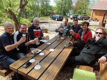 Toni Hrovat, Harry Neumann, Lutz G&uuml;ndel, G&uuml;nter Schiffer, Uwe Lorz, Gabi Iftner und Gerhard Kleiber (v. l.) lie&szlig;en sich die Brauspezialit&auml;ten schmecken.     Foto: Britta Schnake