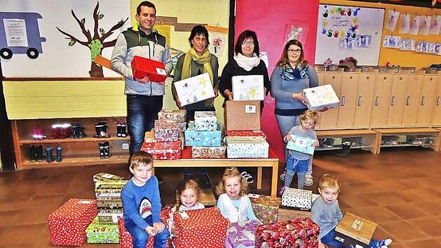 Mit einem Berg von Geschenkp&auml;ckchen m&ouml;chte die Kathi-Baur-Kindertagesst&auml;tte Altenkunstadt bed&uuml;rftigen Kindern in osteurop&auml;ischen L&auml;ndern eine Weihnachtsfreude machen.  Foto: Bernd Kleinert