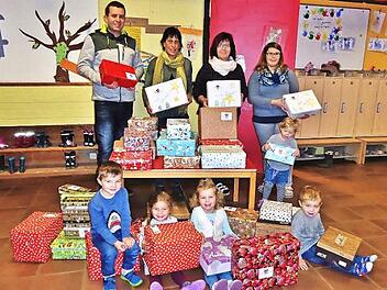 Mit einem Berg von Geschenkp&auml;ckchen m&ouml;chte die Kathi-Baur-Kindertagesst&auml;tte Altenkunstadt bed&uuml;rftigen Kindern in osteurop&auml;ischen L&auml;ndern eine Weihnachtsfreude machen.  Foto: Bernd Kleinert