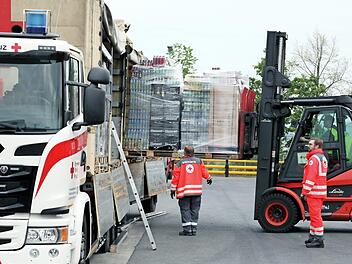 Die Getränke-Paletten wurden auf dem Knetzgauer Coca-Cola-Gelände auf Lastwagen des Roten Kreuzes verladen.  Foto: Bayerisches Rotes Kreuz