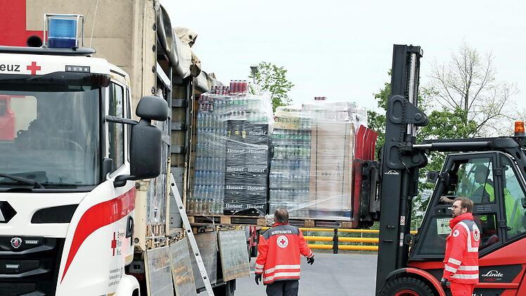 Die Getränke-Paletten wurden auf dem Knetzgauer Coca-Cola-Gelände auf Lastwagen des Roten Kreuzes verladen.  Foto: Bayerisches Rotes Kreuz