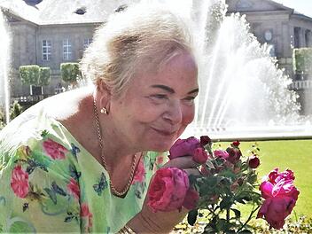 Ex-Rosenkönigin Brigitte Eckelt genießt immer wieder gern die Farbenpracht des Kissinger Rosengartens.Sigismund von Dobschütz
