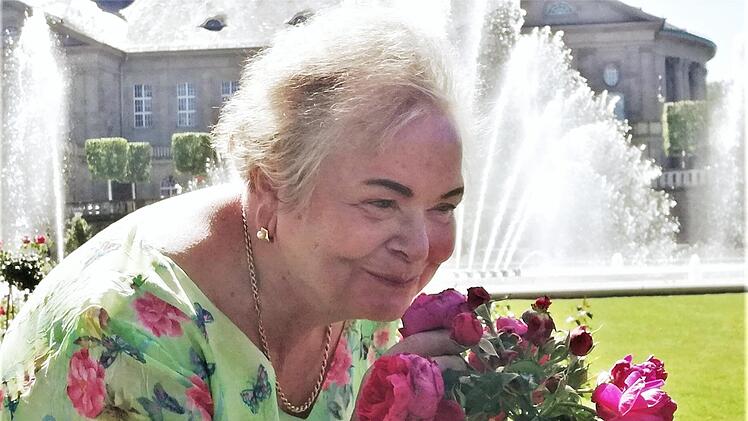Ex-Rosenkönigin Brigitte Eckelt genießt immer wieder gern die Farbenpracht des Kissinger Rosengartens.Sigismund von Dobschütz