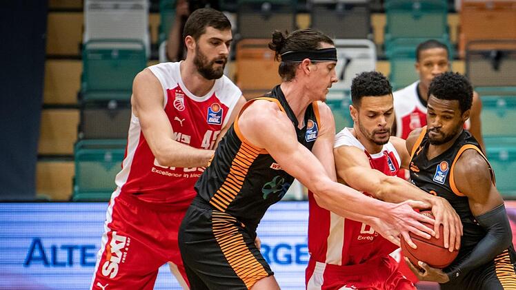 Kampf um jeden Ball war Trumpf in Vechta. Der Bamberger Center (von links) David Kravish  beobachte, wie Vechtas Dennis Clifford, Dominic Lockhart und Rasta-Kapitän Josh Young sich um das Spielobjekt streiten. Foto: Christian Becker