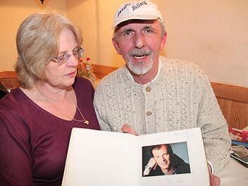 Günther und Gertrud Hellmig blättern im Gästebuch des Betriebs. Auch Wolfgang Viereck hat sich darin schon verewigt. Foto: Heike Beudert