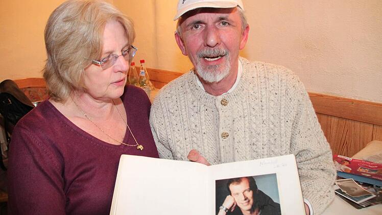 Günther und Gertrud Hellmig blättern im Gästebuch des Betriebs. Auch Wolfgang Viereck hat sich darin schon verewigt. Foto: Heike Beudert