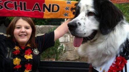Tierische Unterstützung: Vanessa Meyer (15) aus Baiersdorf und ihr Hund Molly drücken Deutschland alle Daumen und Pfoten.  Foto: privat