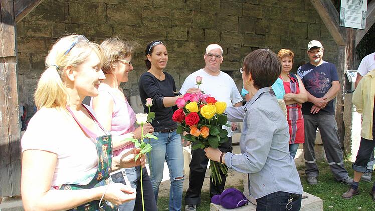 Kerstin Löw überreichte Rosen an die Teilnehmer. Foto: Friedwald Schedel