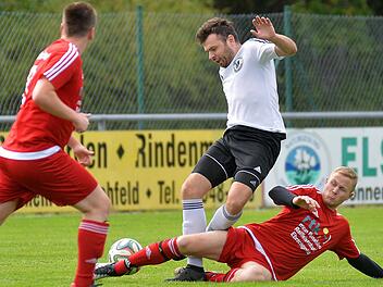 SV Wachenroth - SpVgg Mühlhausen. Der Mühlhausener Torjäger Sebastian Schleicher (weißes Trikot) war bei Jan Schmidt gut aufgehoben und kam nicht zum Zug. Foto: Picturedreams