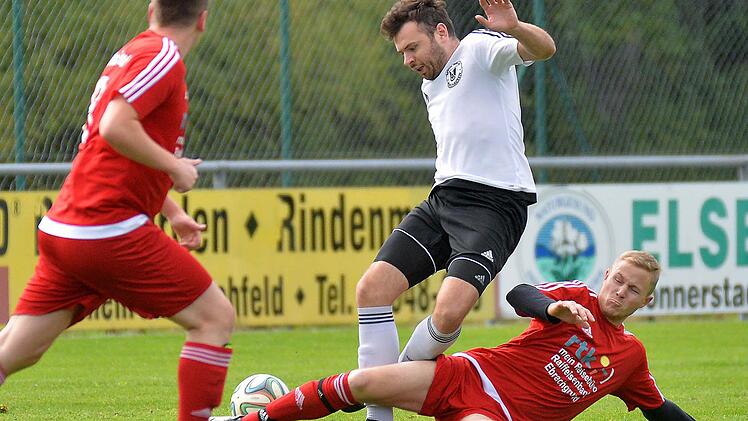 SV Wachenroth - SpVgg Mühlhausen. Der Mühlhausener Torjäger Sebastian Schleicher (weißes Trikot) war bei Jan Schmidt gut aufgehoben und kam nicht zum Zug. Foto: Picturedreams