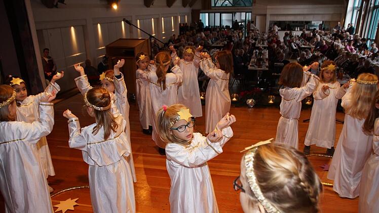 Die "Engelchen" aus allen Eltmanner Kindergärten bezauberten die Senioren bei der Altenehrung in der Stadthalle.Sabine Weinbeer
