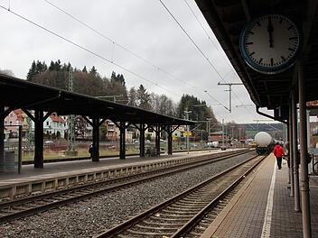 Die Fahrgäste warteten am Dienstagvormittag vergeblich auf die Personenzüge. Foto: Marco Meißner