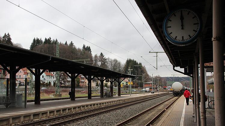 Die Fahrgäste warteten am Dienstagvormittag vergeblich auf die Personenzüge. Foto: Marco Meißner