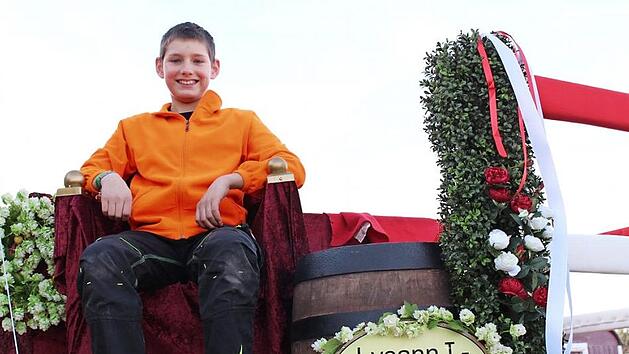 Nicht Lysann I, sondern Phillip K&ouml;berlein sitzt schon einmal Probe auf dem Wagen, den er selbst mitgebaut hat. Fotos: Yannick Hupfer