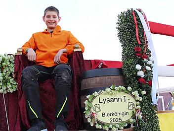Nicht Lysann I, sondern Phillip Köberlein sitzt schon einmal Probe auf dem Wagen, den er selbst mitgebaut hat. Fotos: Yannick Hupfer