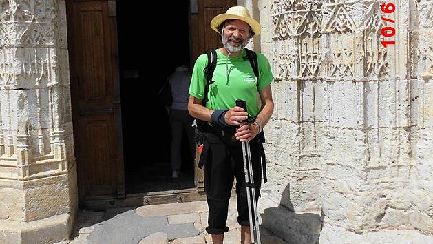 Helmut B&ouml;hnlein mit Sonnenhut, Wanderst&ouml;cken und Laufschuhen auf seinem Weg nach Santiago de Compostela. Foto: privat