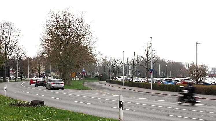 Die Dieselstraße (Mitte) von der Abzweigung der Bamberger Straße (links) bis zur Einmündung zum Südkreisel sowie einen Parkplatz kauft die Firma Brose von der Stadt für seine Expansion.  Foto: Christoph Winter