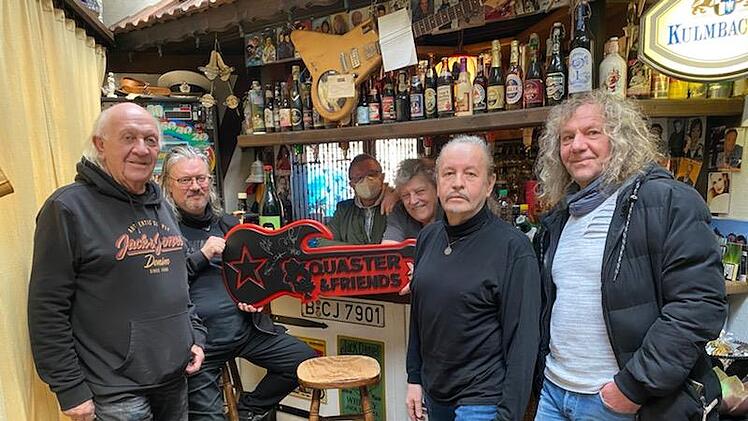 "Quaster"& friends in seiner Berliner Bar: Das beleuchtete Kulmbacher-Schild hielt er für "antik" - jetzt weiß Quaster, dass Kulmbacher wirklich existiert.