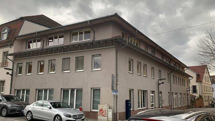 Die Bank Schilling kaufte den Bullenstall samt Scheune im November 1990 von der Stadt Hammelburg und baute ihn zu B&uuml;ros und L&auml;den um. W&auml;hrend innen komplett umgebaut wurde, blieben Teile der Fassade erhalten.