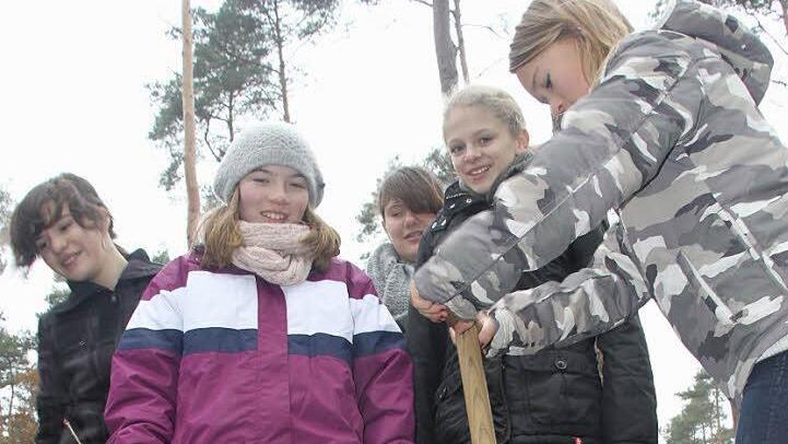 Die Schüler der siebten Klasse waren von der Aktion begeistert. Mit Hilfe von sogenannten Hohlspaten gruben sie die Löcher für die jungen Setzlinge.  Fotos: Michael Busch