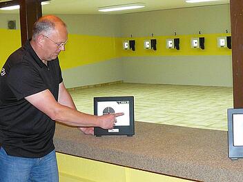 Wie Schützenmeister Frank Wunner erläutert, ist jeder der zwölf neuen Schießstände im Pressecker Schützenhaus mit einem eigenen Bildschirm ausgerüstet. Durch einfache Berührung kann sich der Aktive soroft den letzten Schuss ansehen. Fotos: klaus-Peter Wulf