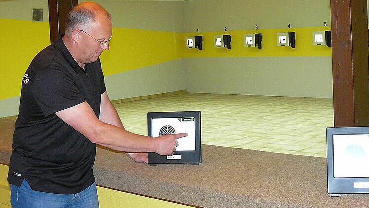 Wie Schützenmeister Frank Wunner erläutert, ist jeder der zwölf neuen Schießstände im Pressecker Schützenhaus mit einem eigenen Bildschirm ausgerüstet. Durch einfache Berührung kann sich der Aktive soroft den letzten Schuss ansehen. Fotos: klaus-Peter Wulf