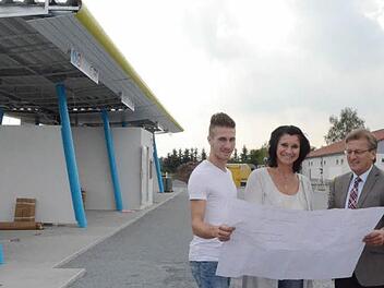 Die Bauplätze in Stockheim sind begehrt. In Kürze wird eine neue SB-Waschanlage fertiggestellt sein (hier bei der Baubesprechung Lars Hoffmann, Petra Hoffmann und Bürgermeister Rainer Detsch).  Foto: Karl-Heinz Hofmann