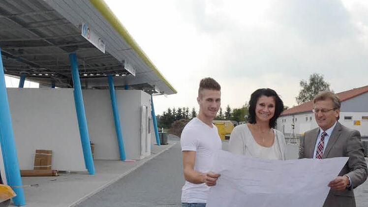 Die Bauplätze in Stockheim sind begehrt. In Kürze wird eine neue SB-Waschanlage fertiggestellt sein (hier bei der Baubesprechung Lars Hoffmann, Petra Hoffmann und Bürgermeister Rainer Detsch).  Foto: Karl-Heinz Hofmann