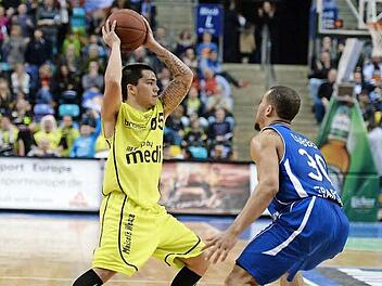 Der Bayreuther Jason Brickman (l.) spielt den Ball an Frankfurts Justin Cobbs vorbei.  Foto: Peter Mularczyk