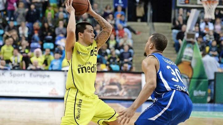 Der Bayreuther Jason Brickman (l.) spielt den Ball an Frankfurts Justin Cobbs vorbei.  Foto: Peter Mularczyk